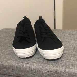 Black tennis shoes-never worn